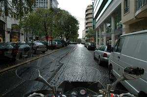 Na condução de um motociclo de duas rodas em piso molhado: