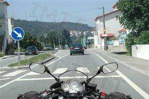 Se um motociclista estacionar o seu veículo nas passagens assinaladas para a travessia de peões, incorre numa contra-ordenação: